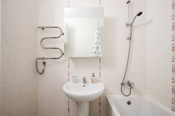 Badewanne Mit Dusche Spiegel Und Waschbecken Badezimmer — Stockfoto