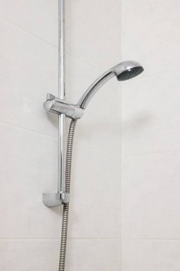 Banyoda duş askısı sistemi kapalı.