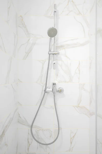 シャワーラックシステムバスルームのクローズアップ — ストック写真