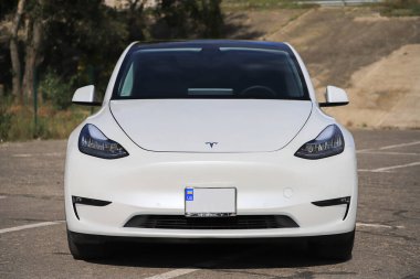 Kyiv, Ukrayna - 29 Eylül 2022: Beyaz araba Tesla Model Y 'nin dış görünüşü