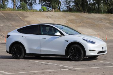 Kyiv, Ukrayna - 29 Eylül 2022: Beyaz araba Tesla Model Y 'nin dışı