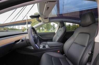 Kyiv, Ukrayna - 29 Eylül 2022: Tesla Model Y 'nin sürücü koltuğu