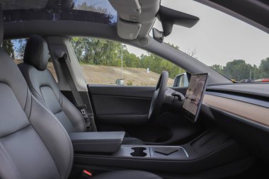Kyiv, Ukrayna - 29 Eylül 2022: Tesla Model Y 'nin sürücü koltuğu