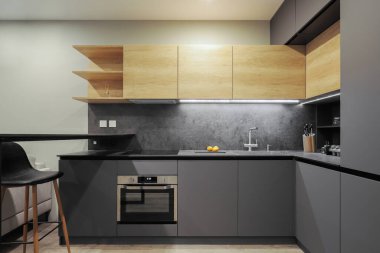 Mutfak mobilyaları ön cephede. 