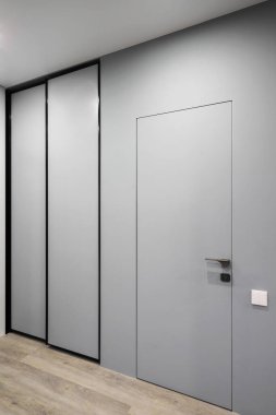 Dairenin iç tarafındaki gardırop ve iç kapı.