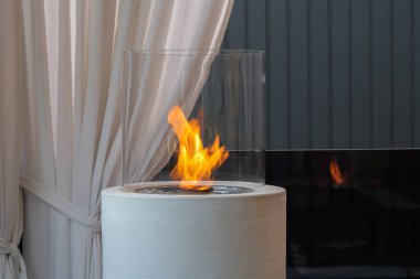 Yanan eko biyo-yuvarlak şömine, yakın plan.