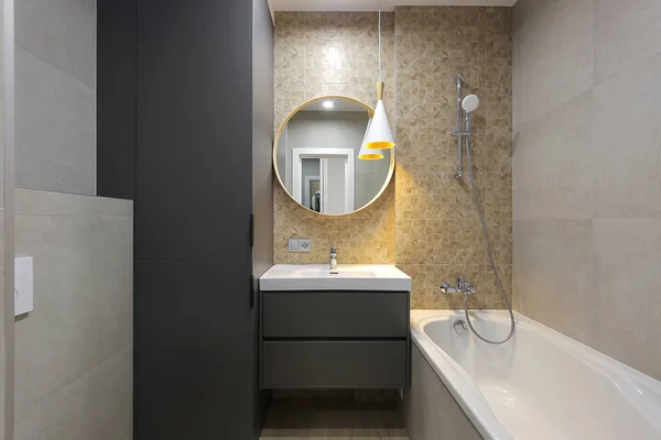 Interior Del Baño Con Muebles Lavabo Espejo Bañera — Foto de Stock