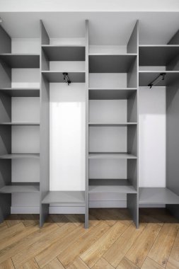 Odada raflar olan gri gardırop.