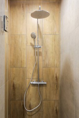 Duş odasında duş sistemi var.