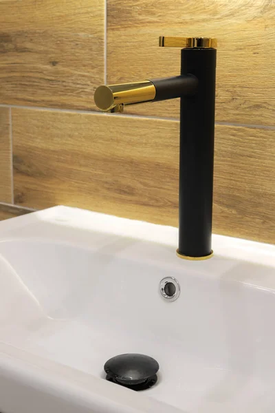 Wasserhahn Aus Schwarzem Gold Nahaufnahme Mit Weißem Keramikwaschbecken Badezimmer — Stockfoto