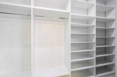 Odada raflar olan dolabı aç.