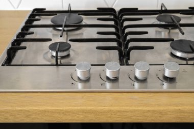 Gaz sobası mutfak mobilyalarının içine yakın plan yapılmış.