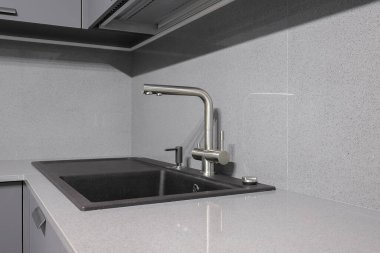 Musluk ve granit lavabo mutfakta.