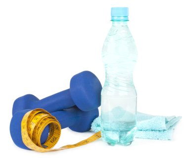 iki dumbells, şişe su