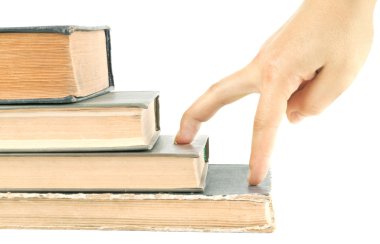 Beyaz arka plan üzerinde izole el ve kitap bir merdiven