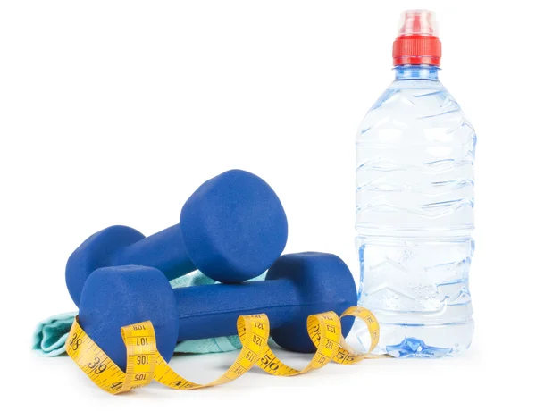 Dos pesas, agua en botella y toalla — Foto de Stock