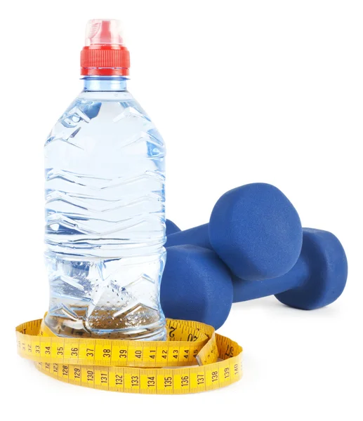 Twee dumbells, water in de fles — Stockfoto