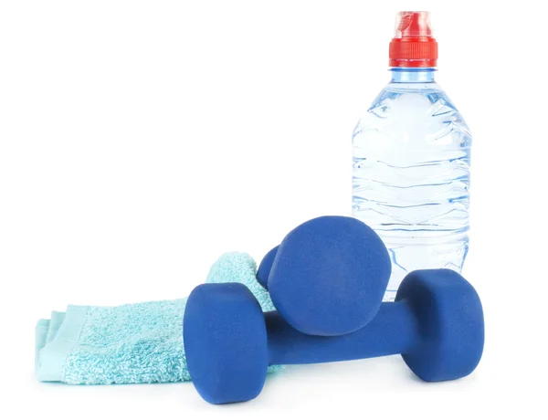 Twee dumbells, water in fles en handdoek — Stockfoto