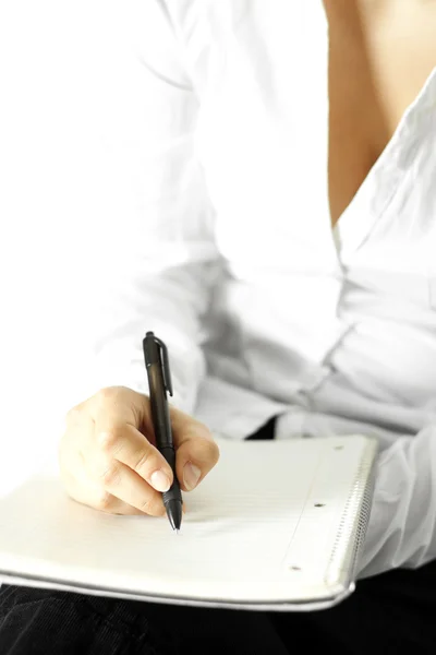 Kobieta napisać w notatniku — Zdjęcie stockowe