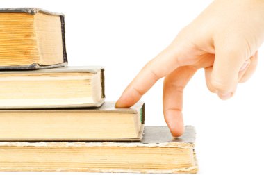 Beyaz arka plan üzerinde izole el ve kitap bir merdiven