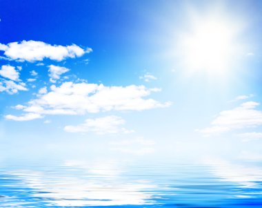 Deniz arka planda çok güzel güneşli gökyüzü