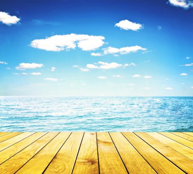 güzel bulutlu ve mavi renkli deniz sahil ahşap köprü