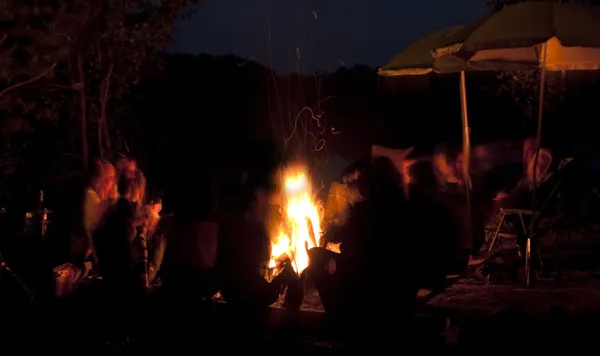 Bir grup insan kamp ateşi rahatlatıcı — Stok fotoğraf