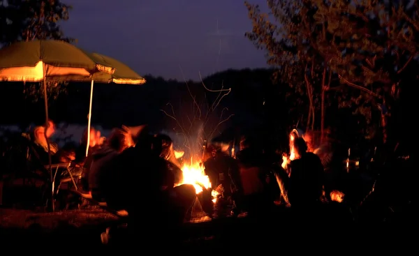 Grupa ludzi, relaks w pobliżu ogniska — Zdjęcie stockowe
