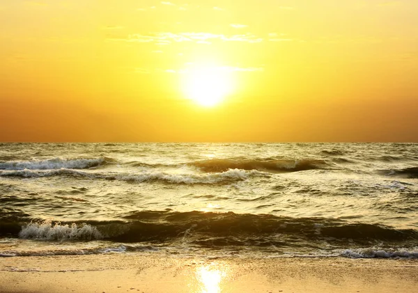 Zonsondergang over het water op zee — Stockfoto