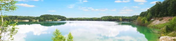 Vista panoramica sul lago in silenziosa giornata estiva — Foto Stock