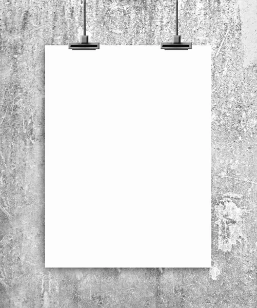 Белая бумага на кирпичной стене — стоковое фото