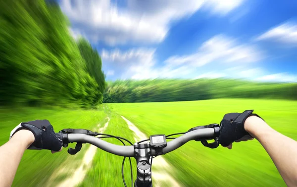 Montanha de bicicleta descendo colina descendo rápido — Fotografia de Stock