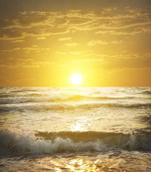 Zachód słońca nad wodą na morze — Zdjęcie stockowe