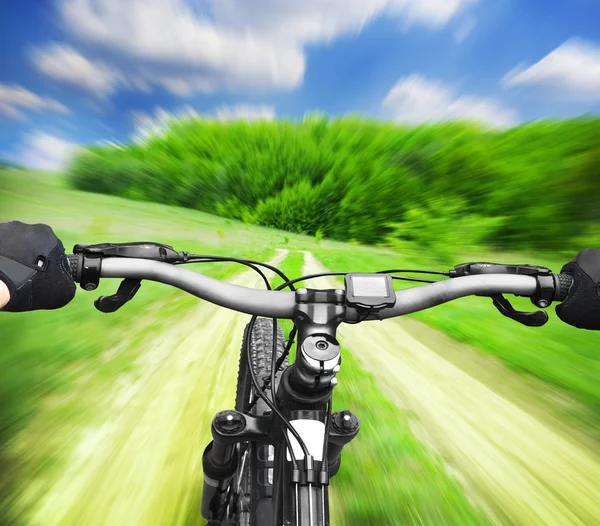 Mit dem Mountainbike schnell bergab — Stockfoto