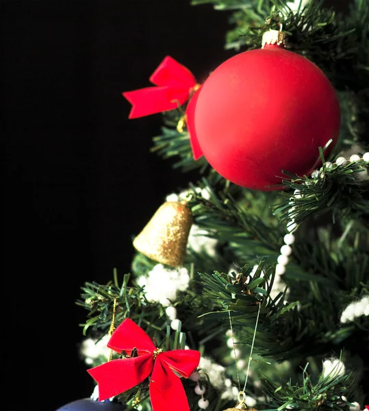 正月飾りの美しいクリスマス ツリーの一部 — ストック写真