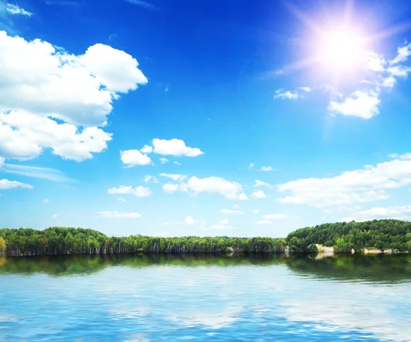 Lake in silent summer day with reflections of clouds — Stock Photo, Image