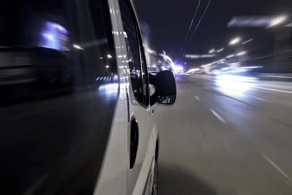 Gece şehirde sürüş — Stok fotoğraf