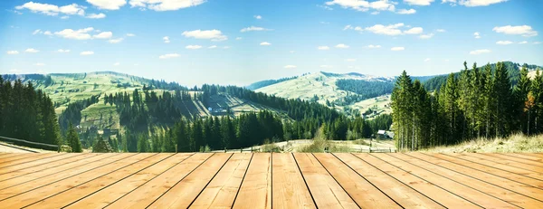 Деревянная терраса и горы — стоковое фото