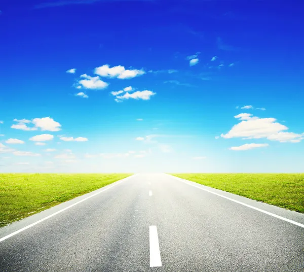 Road through green field — Stock Photo, Image