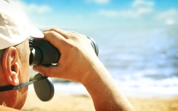 Uomo con binocolo — Foto Stock