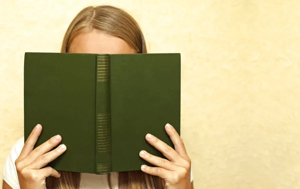여자와 책 — 스톡 사진