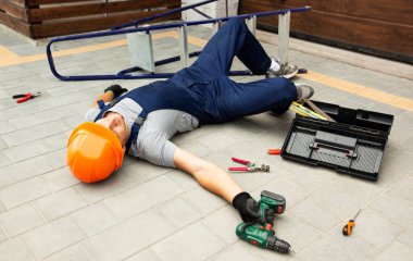 İşçi evin yanında çalışırken merdivenden düştü.