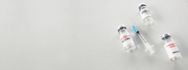 Covid-19 Coronavirus aşısı ve şırınga 