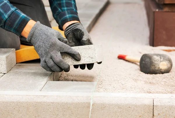 Worker Lining Paving Slabs Path — Stock Photo, Image