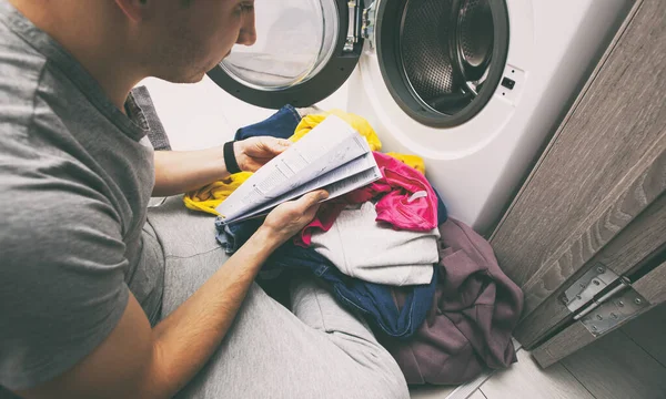 Man Trying Loading Washer Dryer Clothes Doesn Know How Combine — Stock Photo, Image