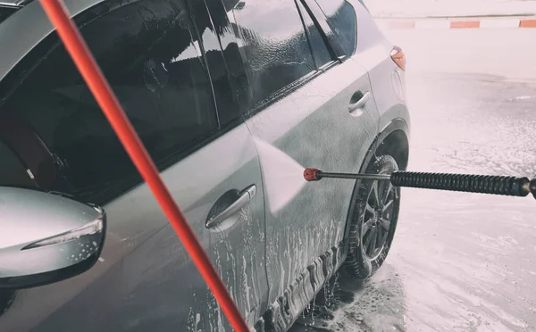 Muž Který Myje Auto Samoobslužnou Myčkou — Stock fotografie