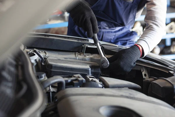 Mechanic Fixing Car Garage — Stock Photo, Image
