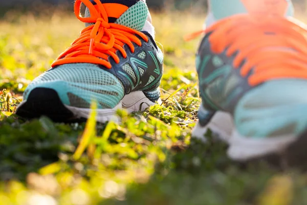 Close Vista Scarpe Ginnastica Sui Piedi Della Donna Piedi Sull — Foto Stock