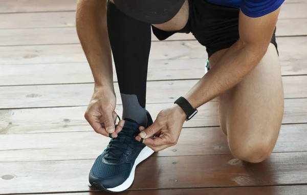 Cara Preparando Para Correr Laços Até Tênis — Fotografia de Stock