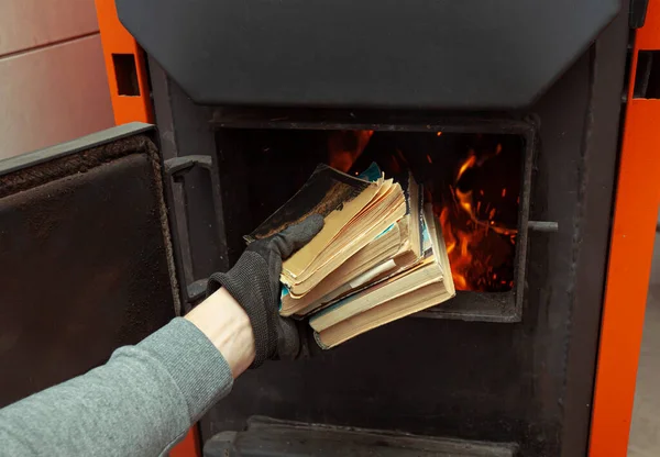 Der Mann Lädt Die Alten Bücher Den Festbrennstoffkessel Heizungsraum Festbrennstoff — Stockfoto